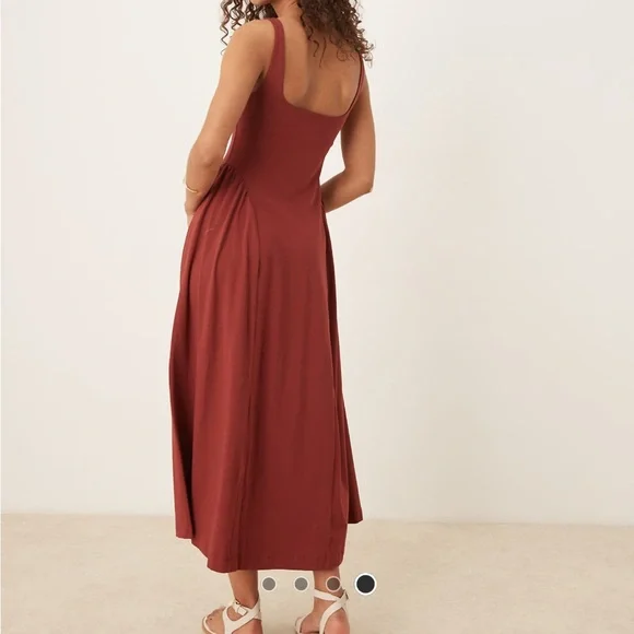 Elegant Sleeveless Dress in Rich Burgundy - Picture 4 of 4